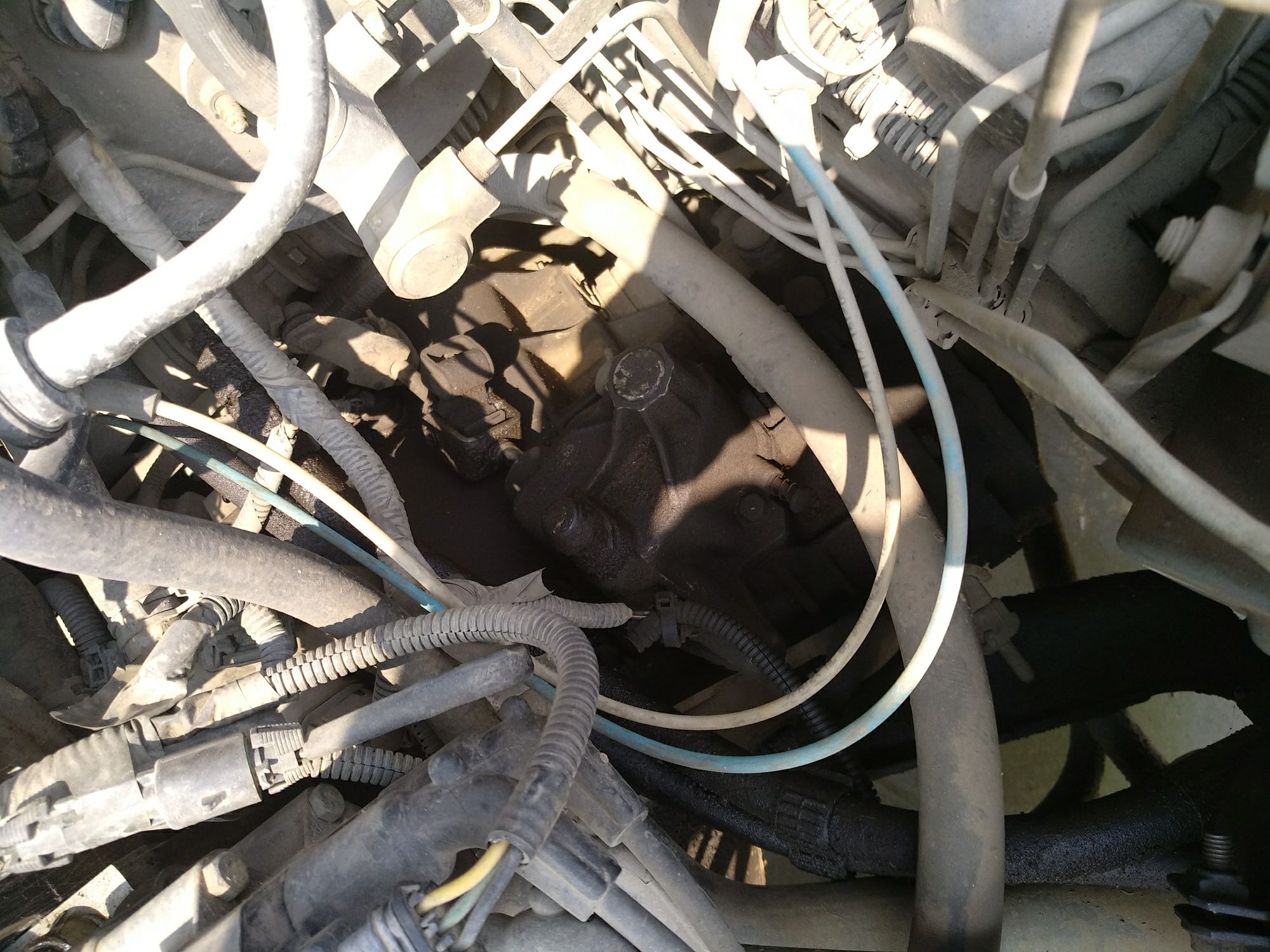 经检测:排除事故车、火烧、水泡等特殊车况。发动机舱内部机械部件异常常,气门室盖拆装渗漏痕迹。外观大面积喷漆修复痕迹,覆盖件无更换,内饰非常整洁干净,车辆启动正常无抖动。该车可以正常过户,如有手续,抵押,改装及违章问题,车主同意过户前处理完毕,保证可以过户。非车辆原配件的部件不承诺随车出售,包括保险。